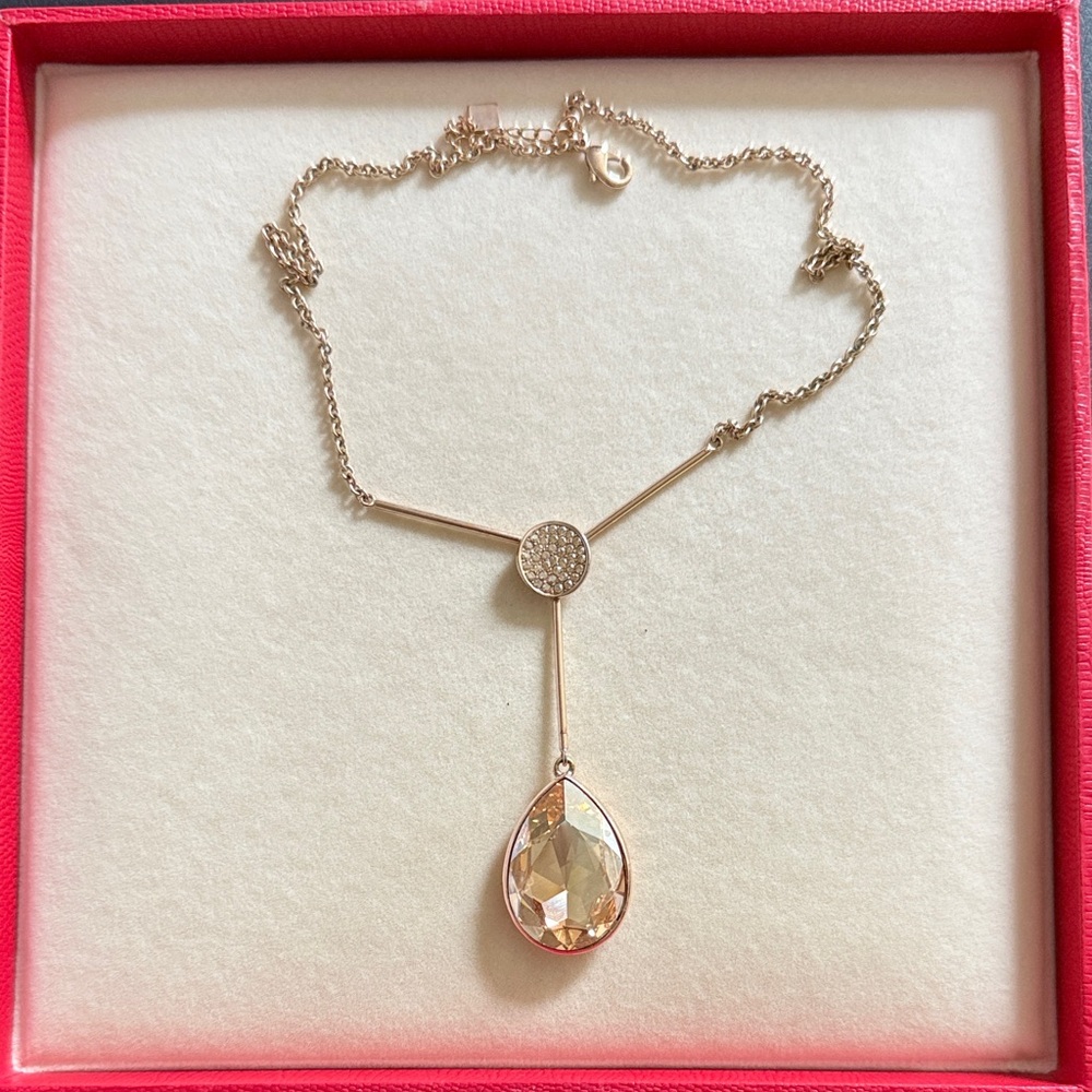 Elegant Gold Teardrop Pendant Necklace